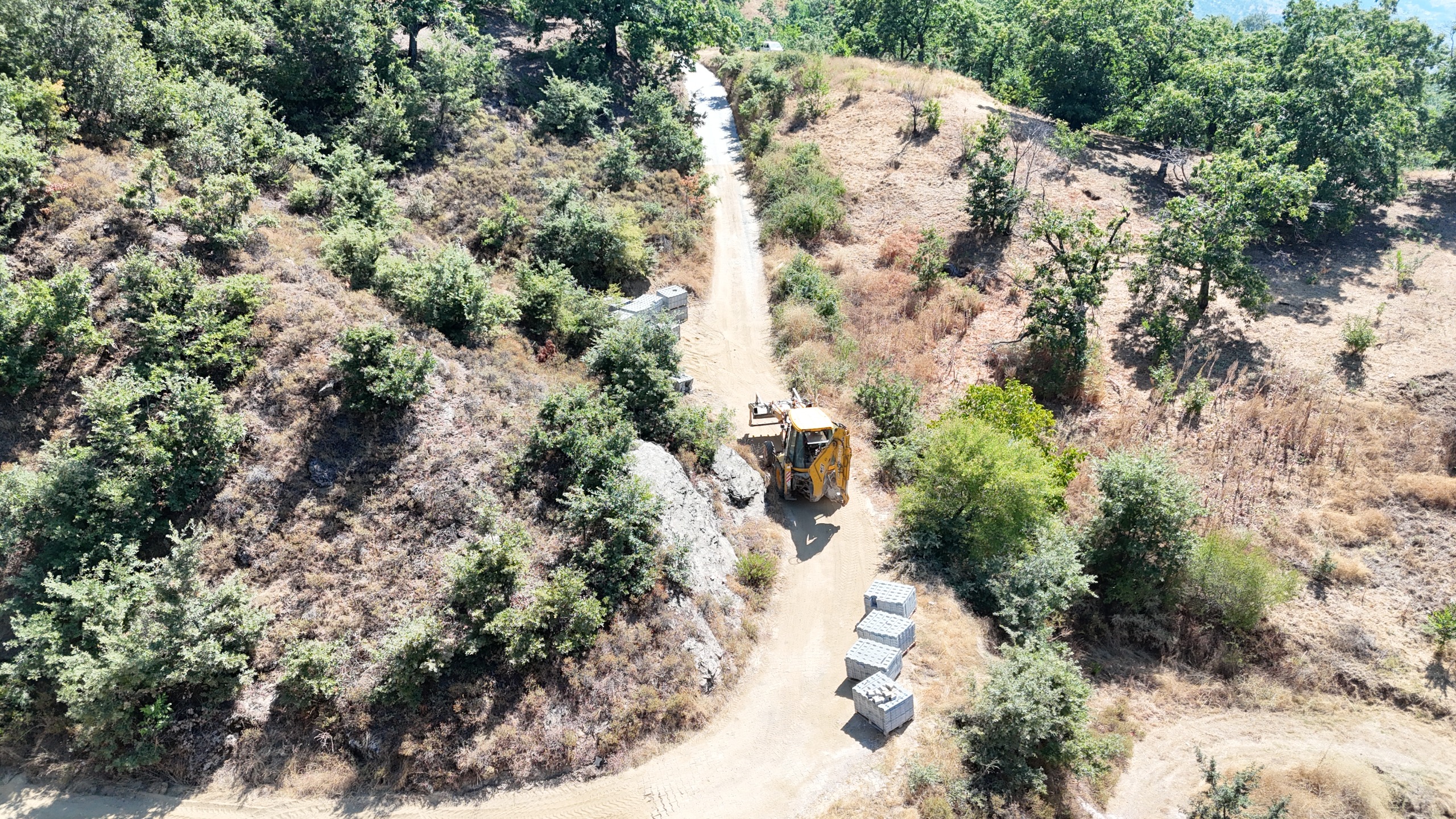 Nazilli Belediyesi Apaklar’da yolları yeniliyor