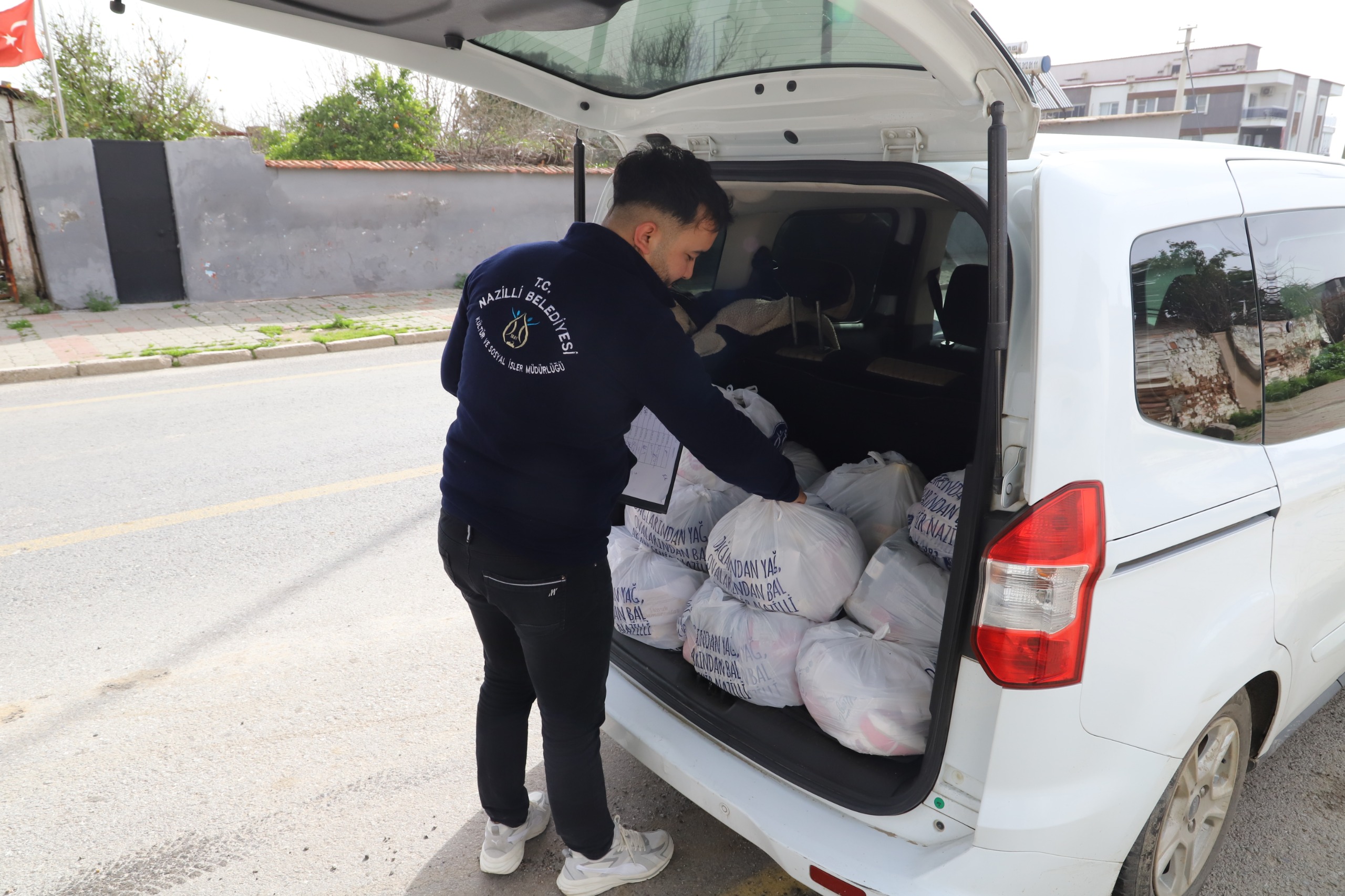 Nazilli Belediyesi Ramazan öncesi gıda yardımlarını artırdı