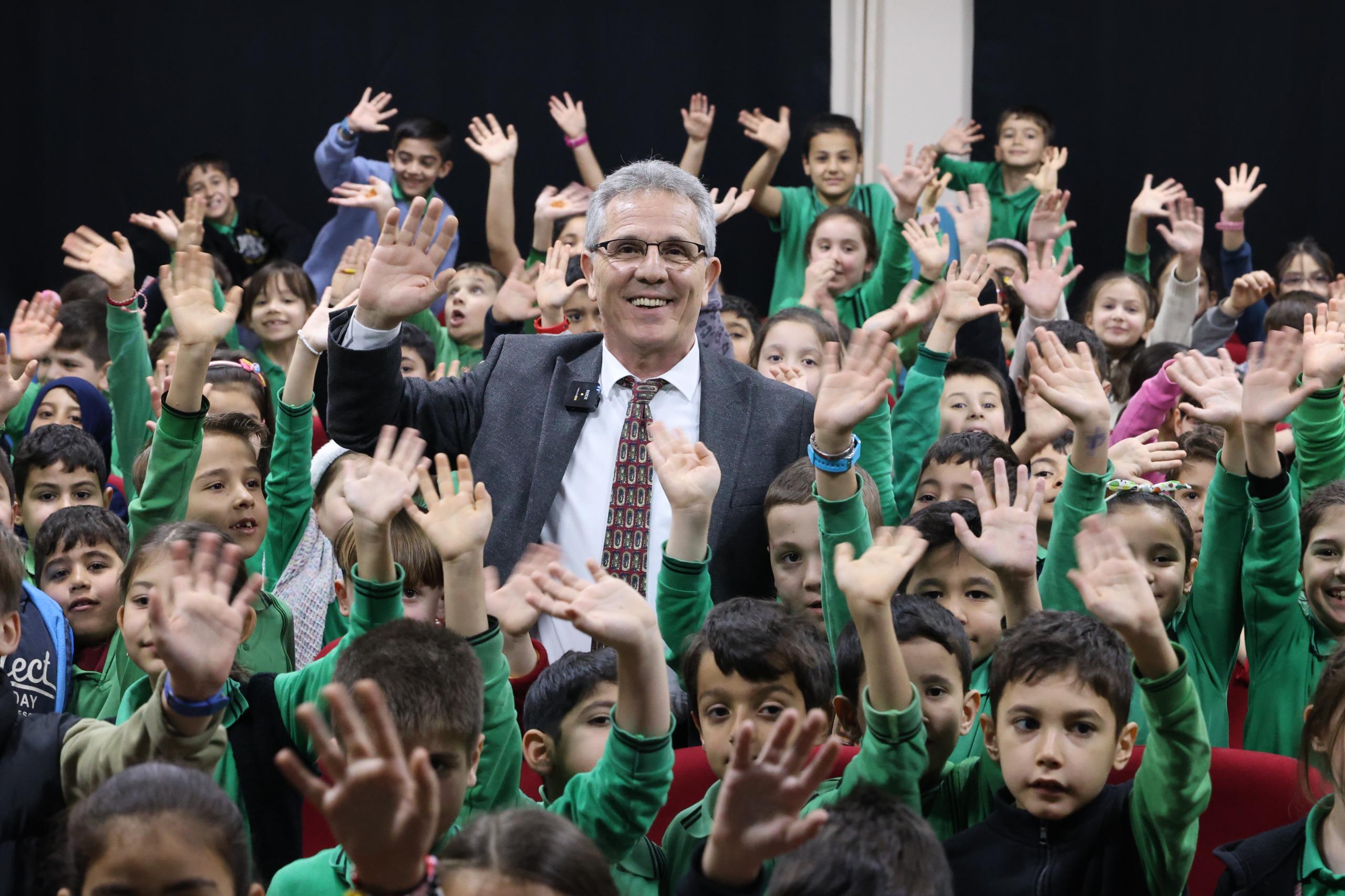 Minik öğrencilerden Başkan Tetik’e sevgi seli